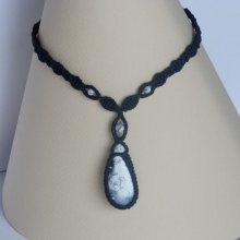 Collier en micro-macramé bleu foncé avec en pendentif une agate dendritique